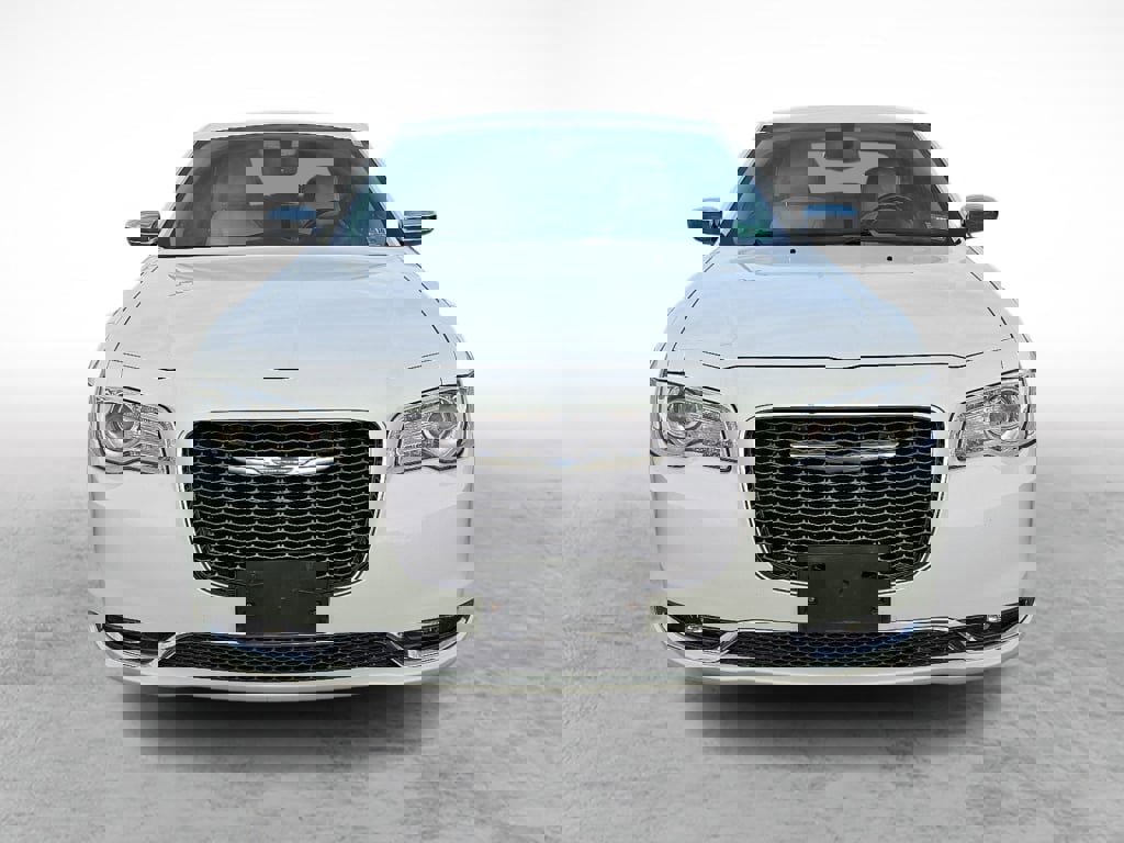 Used 2018 Chrysler 300 Limited image 8