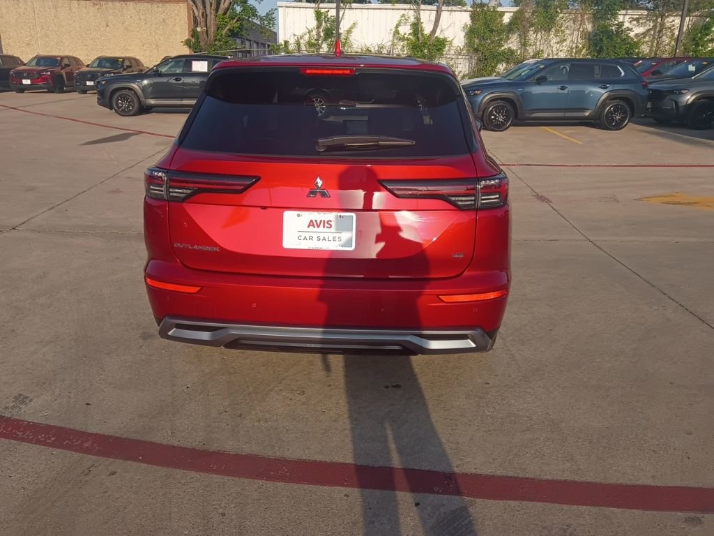Used 2025 Mitsubishi Outlander SE image 10