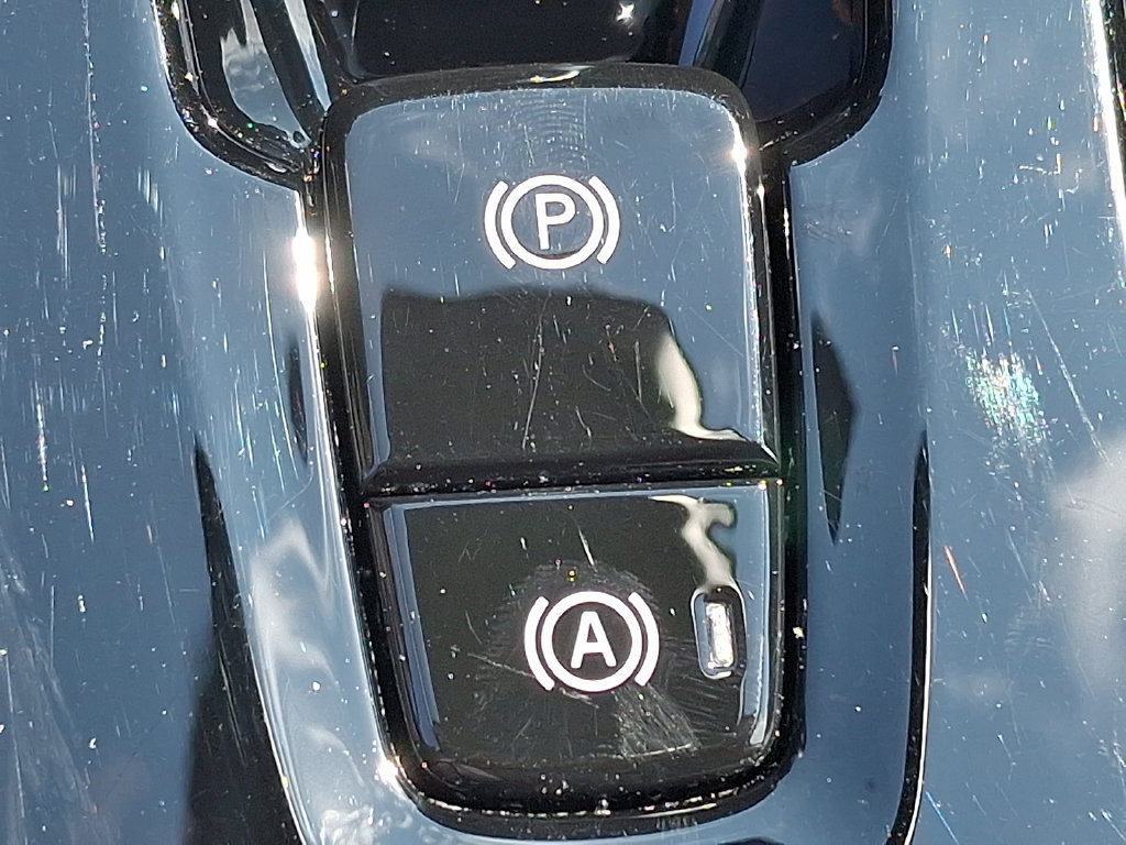 Certified 2024 Volvo XC40 B5 Plus w/ Protection Package Premier AWD/4WD image 24