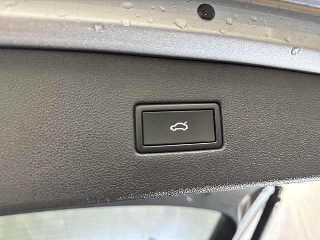 Used 2022 Volkswagen Tiguan SE R-Line image 25