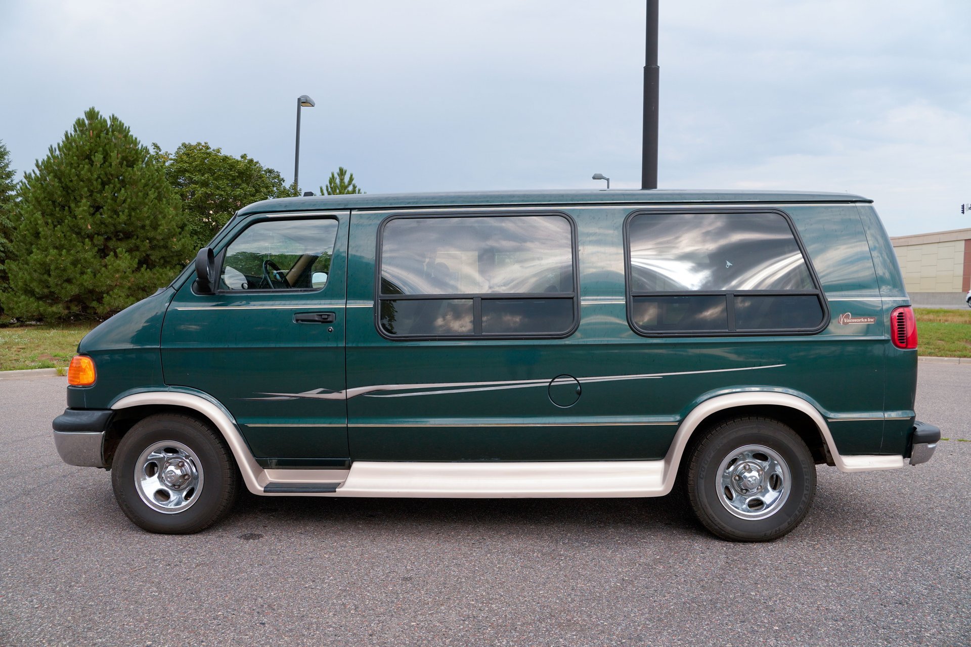 Used 2000 Dodge B1500 RWD image 2
