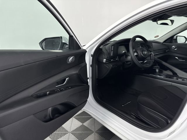 Used 2025 Hyundai Elantra Hybrid FWD image 18