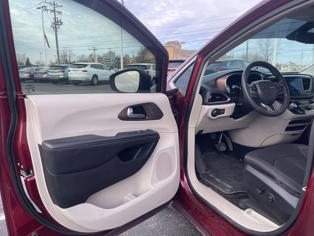 Used 2017 Chrysler Pacifica Touring w/ Tire & Wheel Group image 15