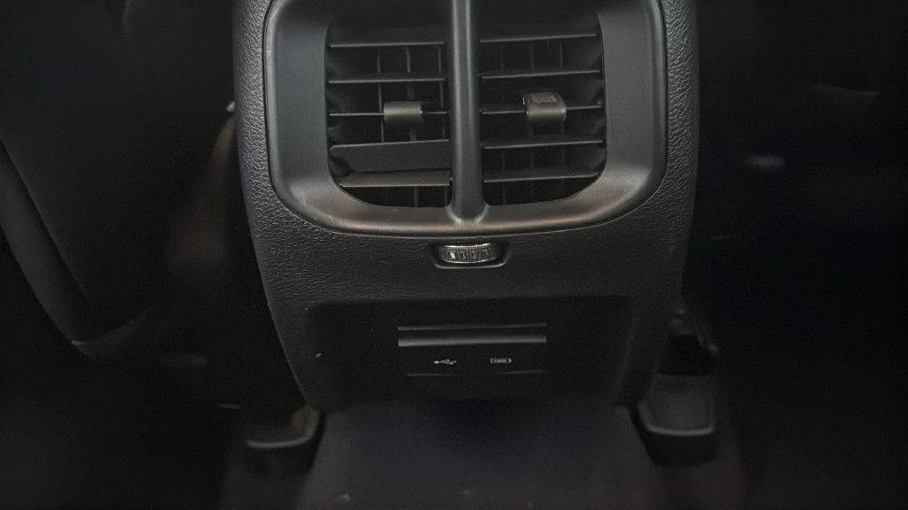 Used 2019 Jeep Cherokee Latitude Plus w/ Cold Weather Group AWD/4WD image 32