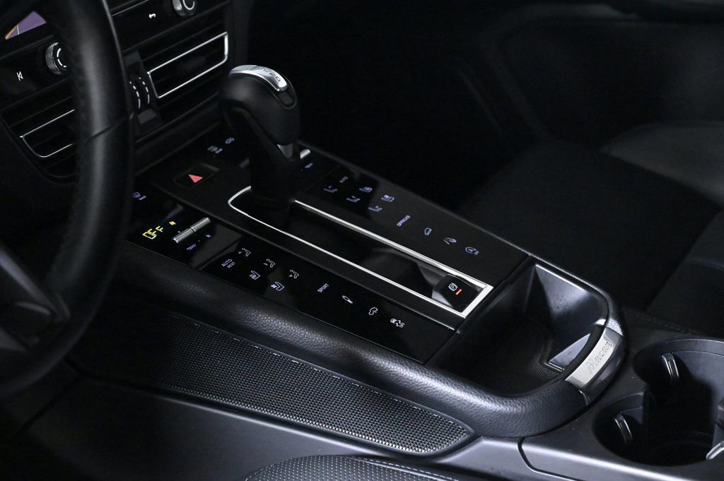 Certified 2024 Porsche Macan AWD/4WD image 21