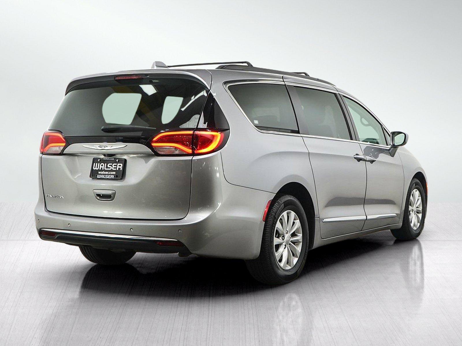 Used 2017 Chrysler Pacifica Touring-L FWD image 5