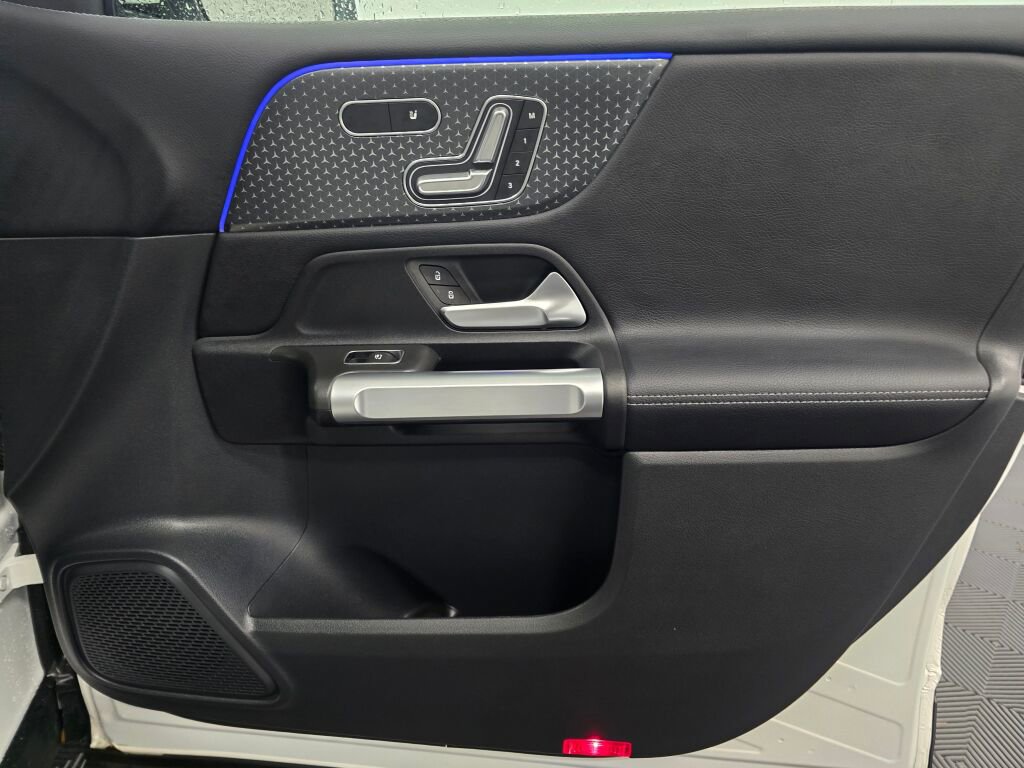 Used 2025 Mercedes-Benz GLB 250 4MATIC image 24