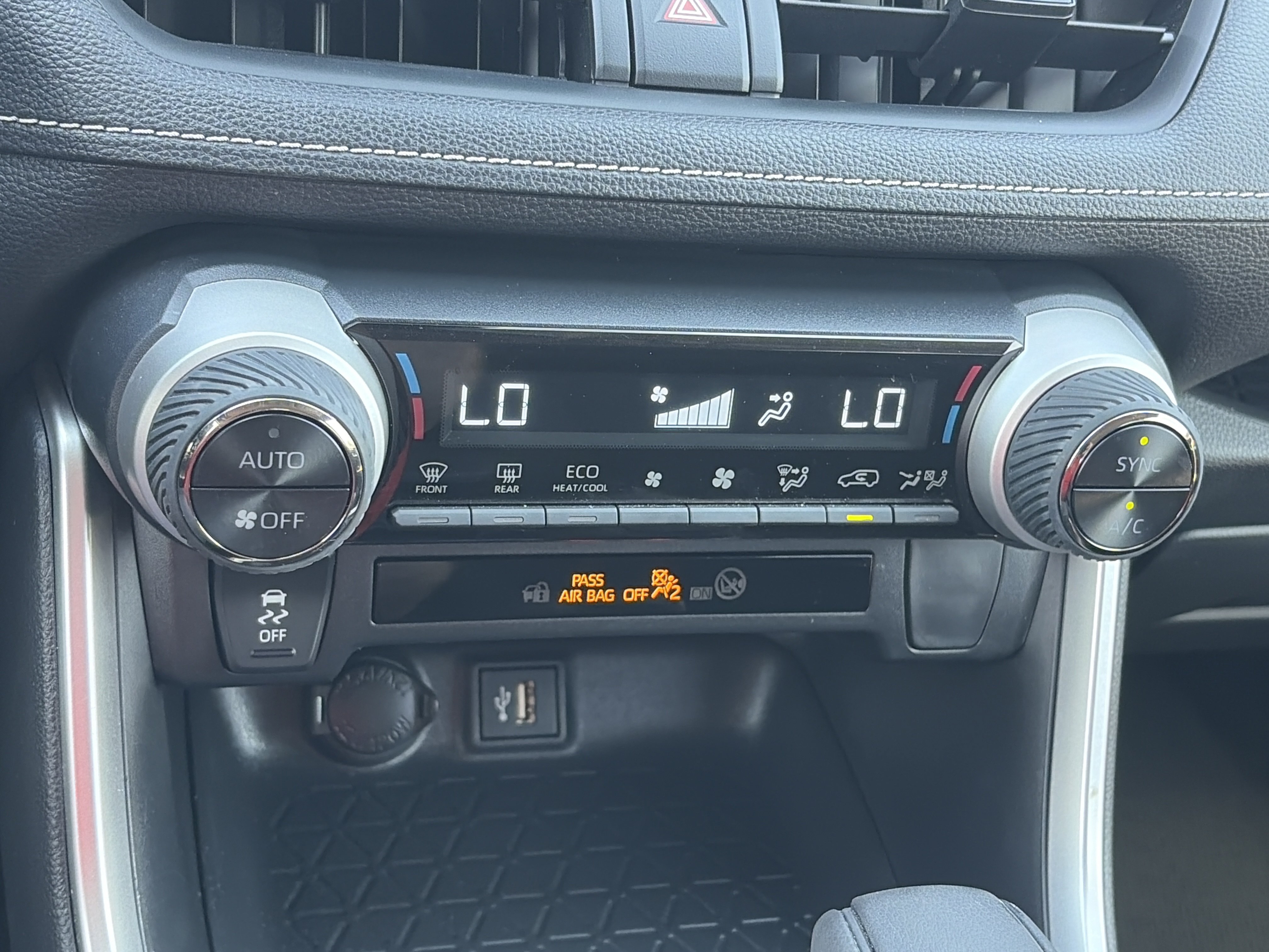 Used 2025 Toyota RAV4 LE AWD/4WD image 30