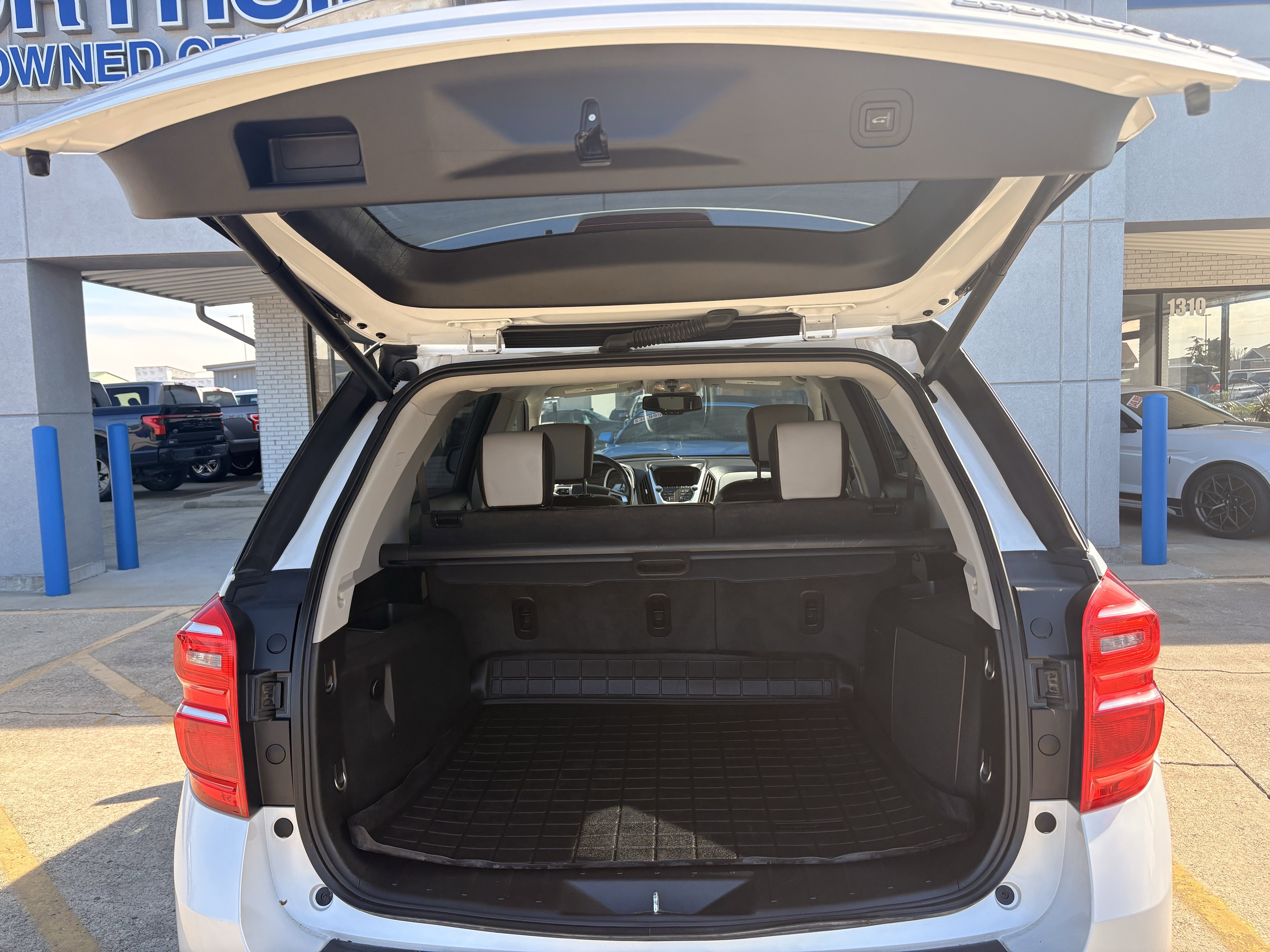 Used 2016 Chevrolet Equinox LTZ w/ Enhanced Convenience Package FWD image 6