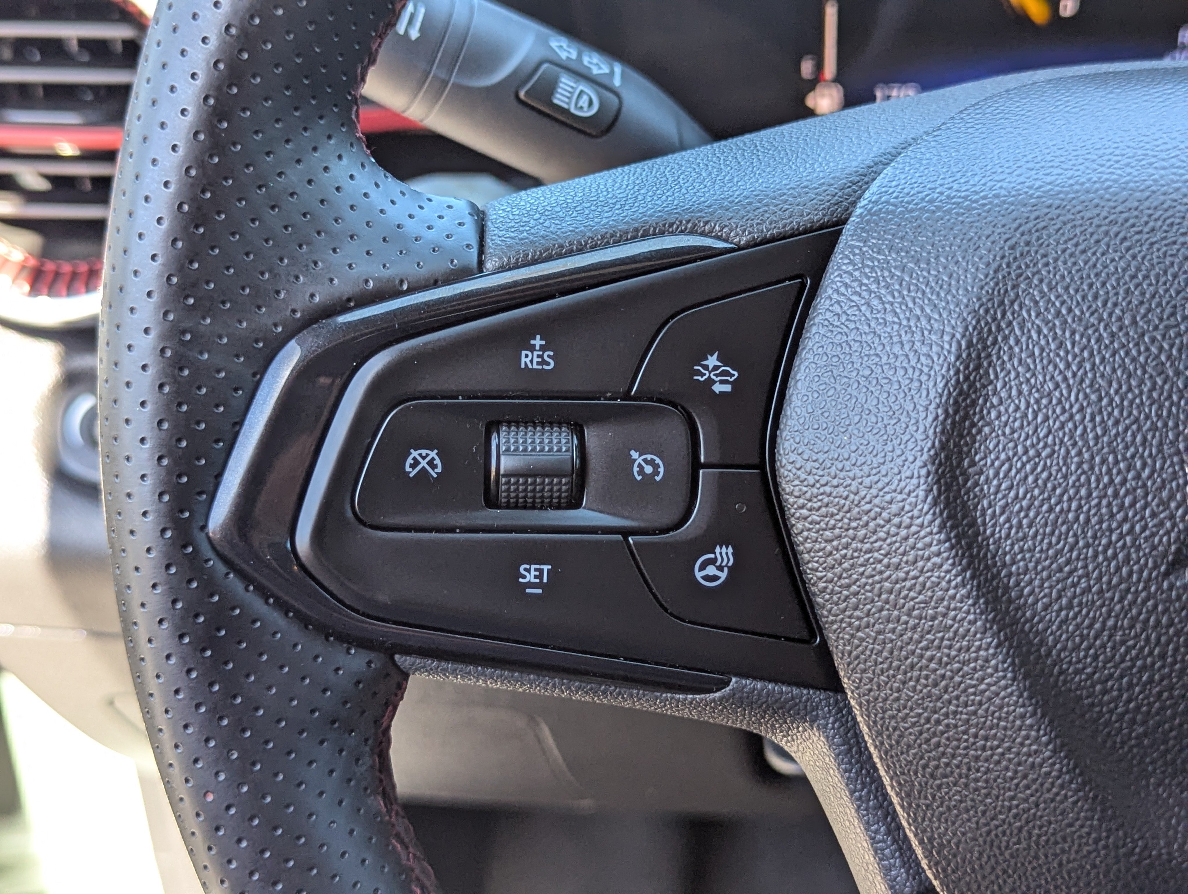 Certified 2024 Chevrolet Trax RS w/ Sunroof Package FWD image 31