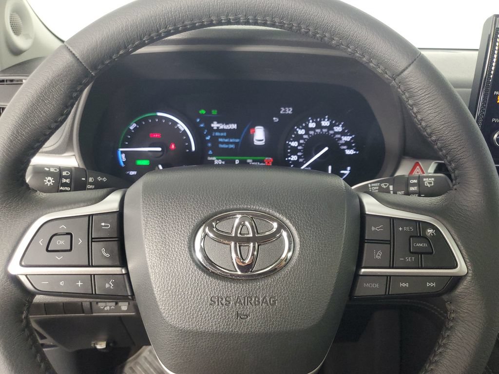 Used 2025 Toyota Sienna XLE w/ XLE Plus Package FWD image 23