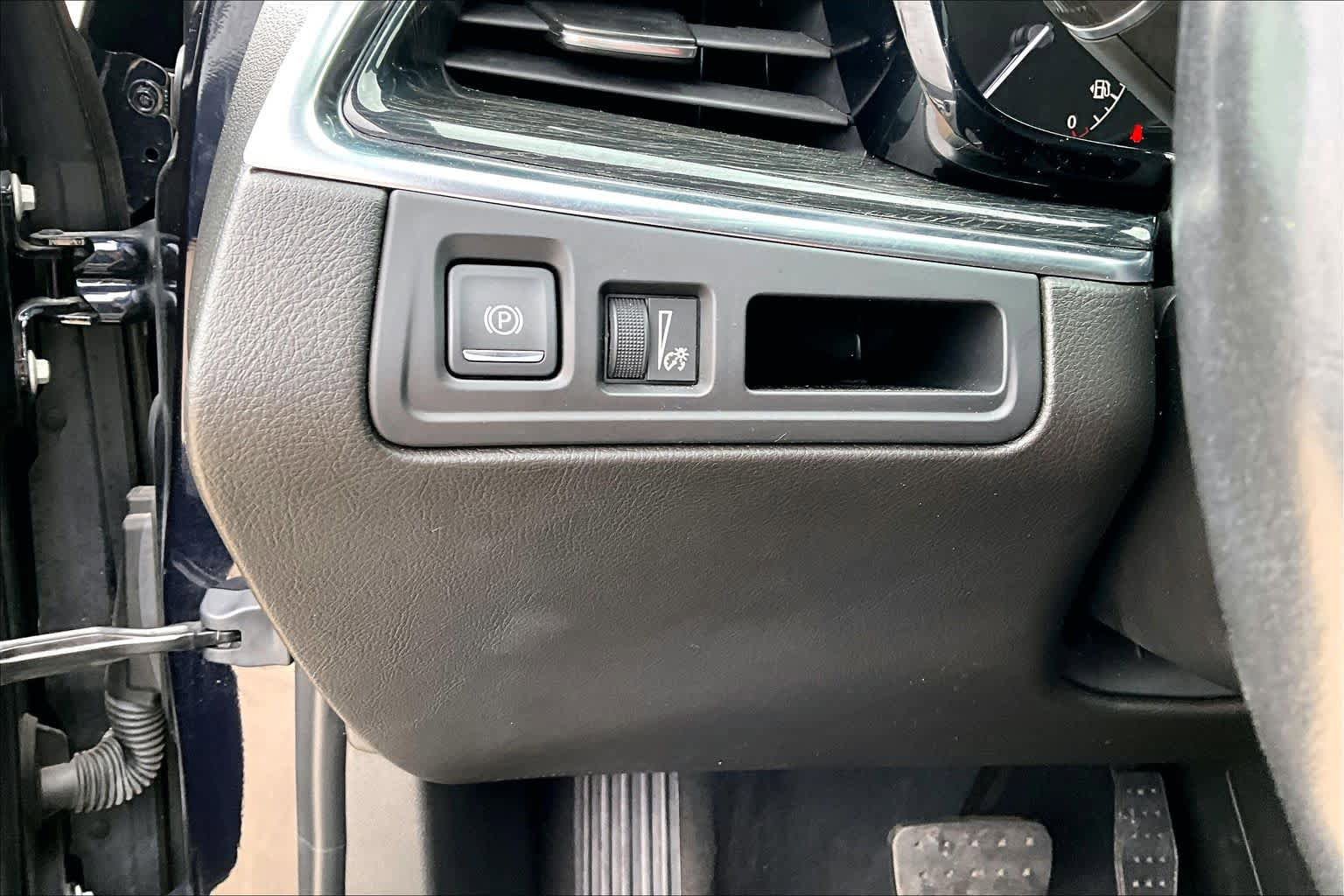 Used 2021 Cadillac XT5 Premium Luxury w/ LPO, Floor Liner Package FWD image 34