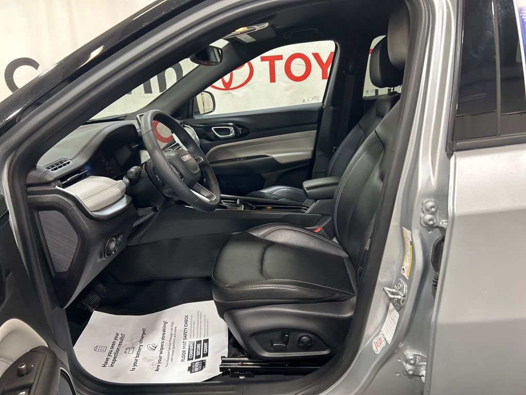 Used 2025 Jeep Compass Limited image 23