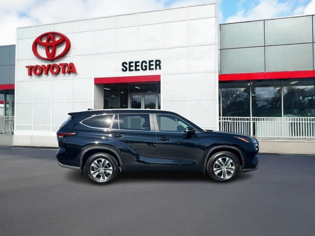 Certified 2026 Toyota Highlander XLE AWD/4WD image 2
