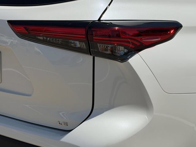 Used 2021 Toyota Highlander LE FWD image 7