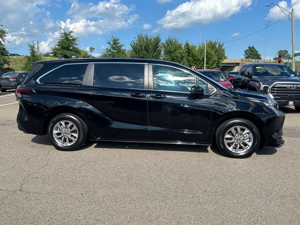 Used 2025 Toyota Sienna LE AWD/4WD image 9