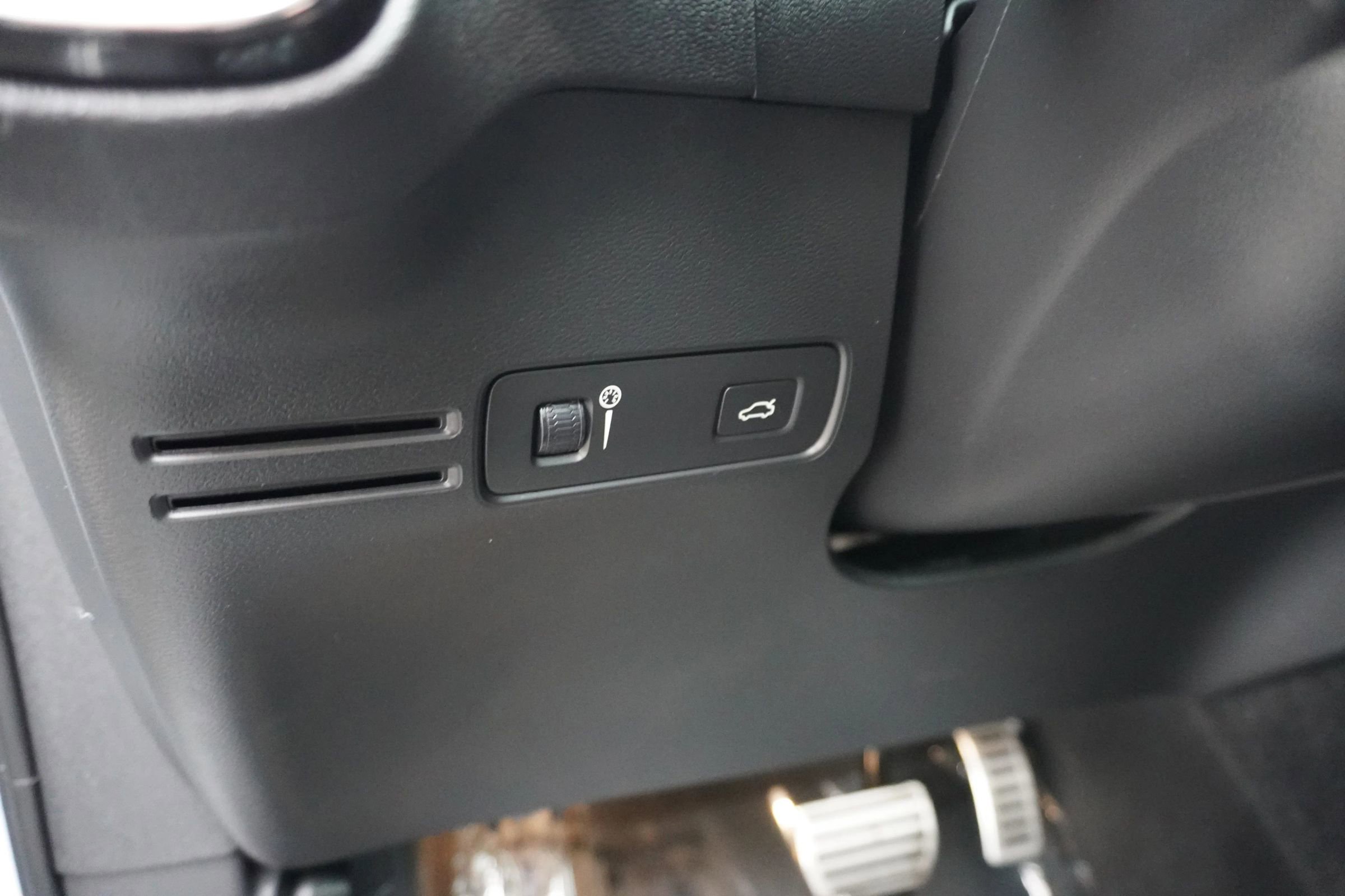 Used 2021 Volvo XC40 P8 Recharge w/ Advanced Package image 27