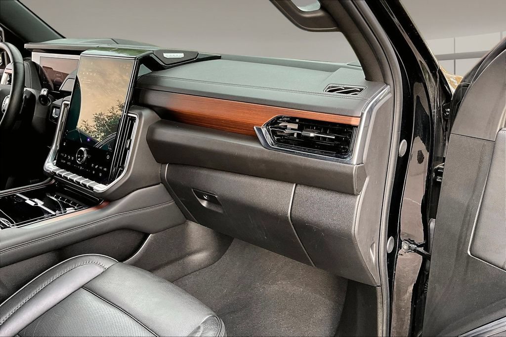 Used 2025 GMC Yukon Denali AWD/4WD image 16