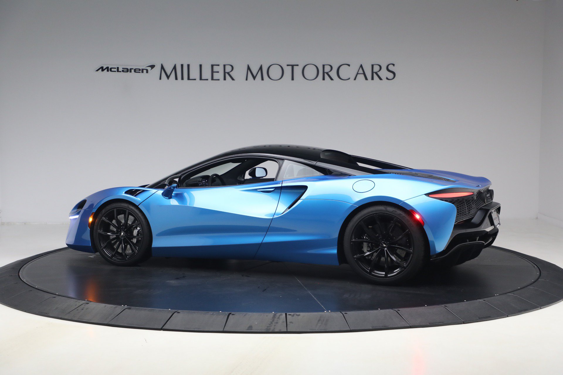 Used 2024 McLaren Artura RWD image 4