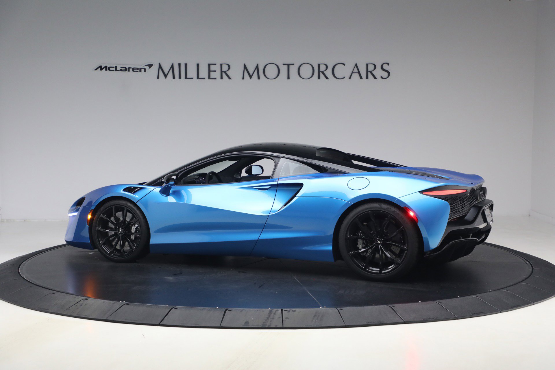 Used 2024 McLaren Artura RWD image 4