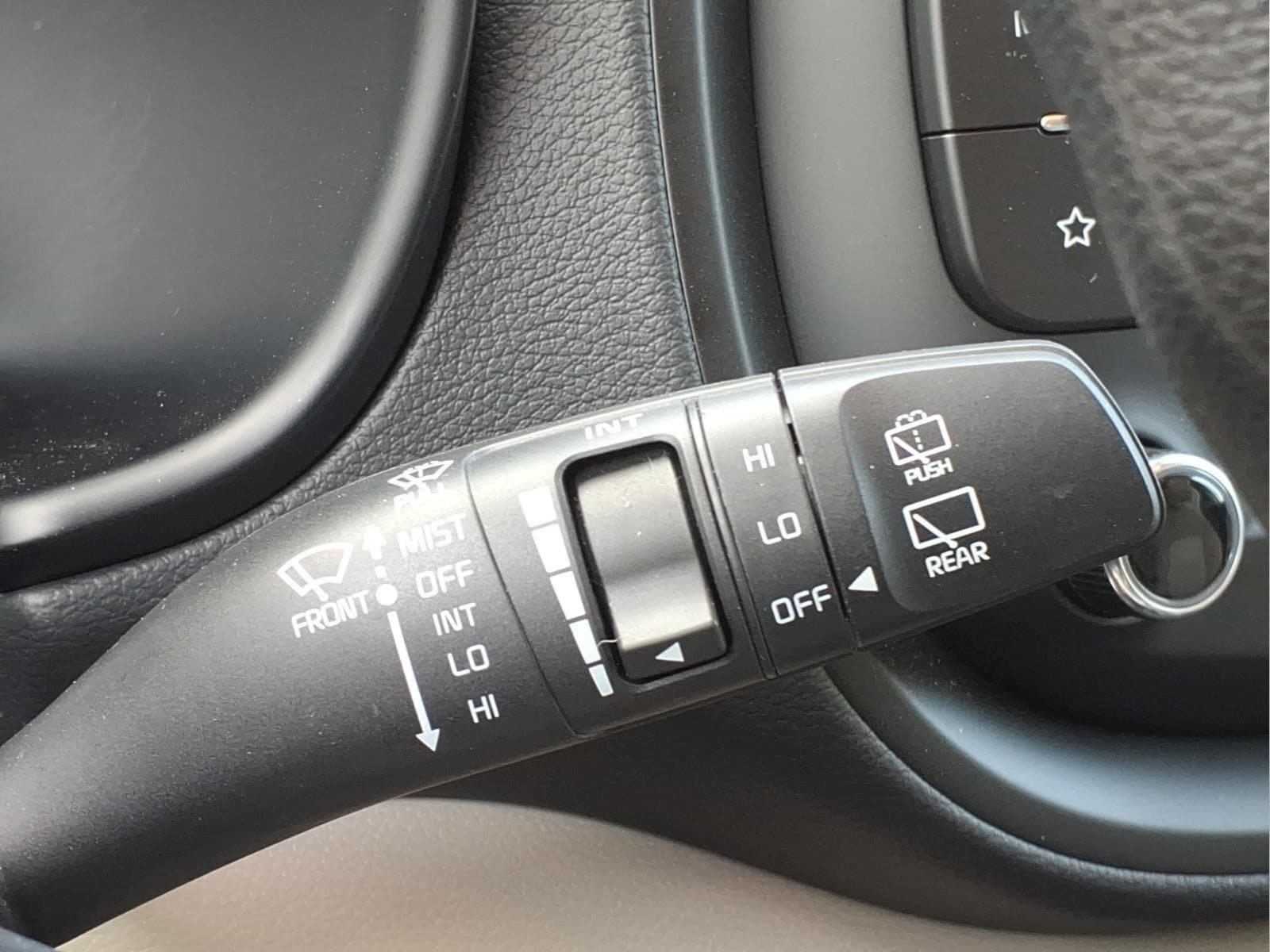 Used 2025 Kia Soul LX w/ LX Technology Package FWD image 26