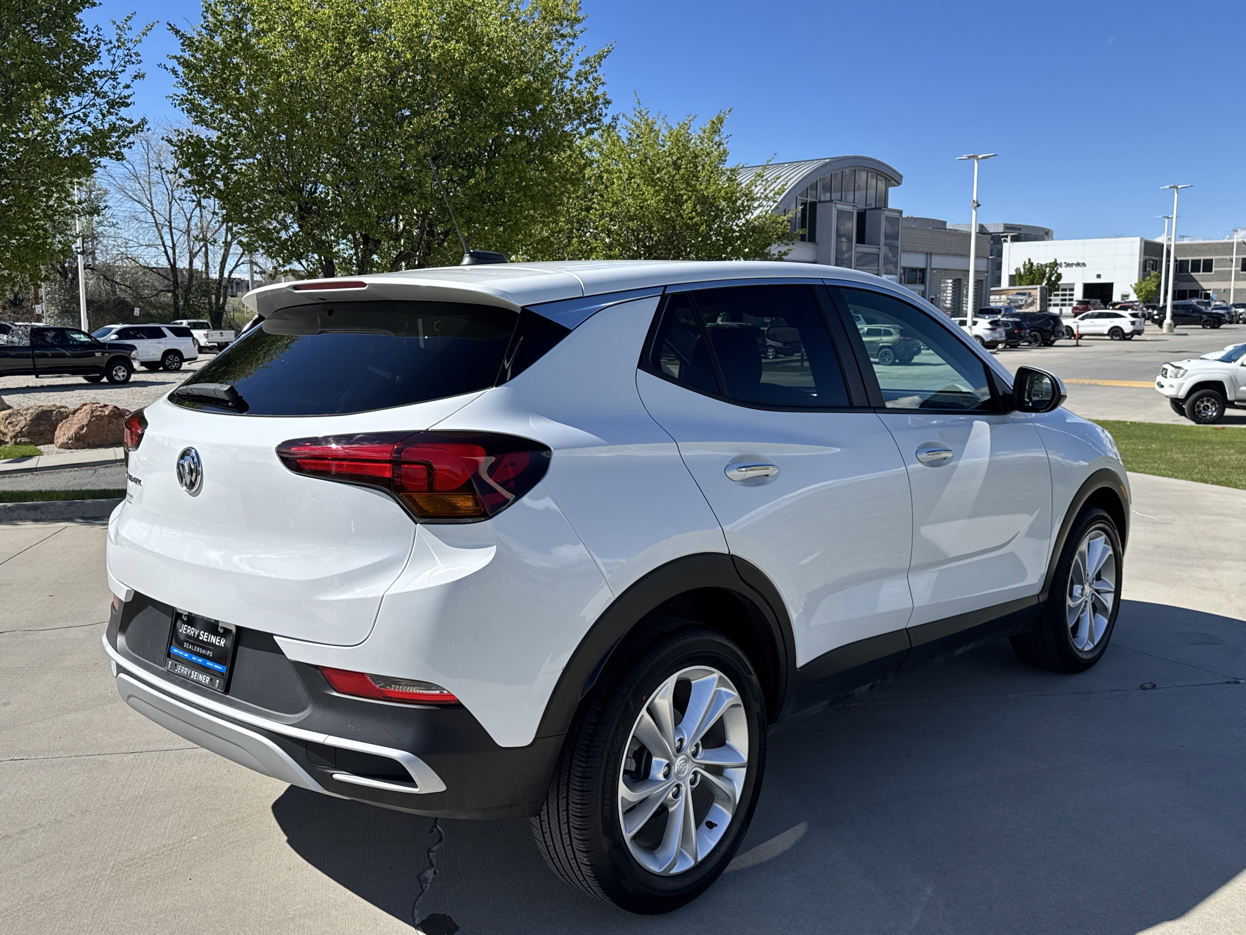 Used 2023 Buick Encore GX Preferred w/ Cold Weather Comfort Package FWD image 5