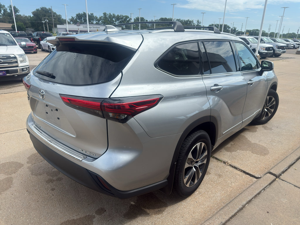 Used 2022 Toyota Highlander XLE AWD/4WD image 6