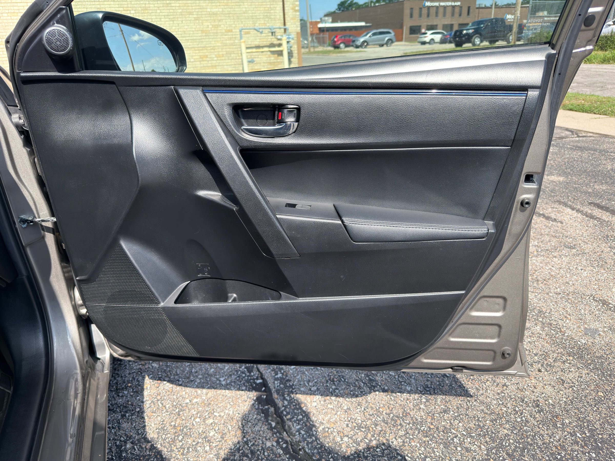 Used 2017 Toyota Corolla SE w/ SE Premium Package FWD image 33