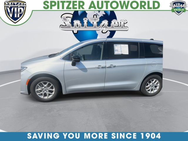 Used 2024 Chrysler Pacifica Touring-L FWD image 6