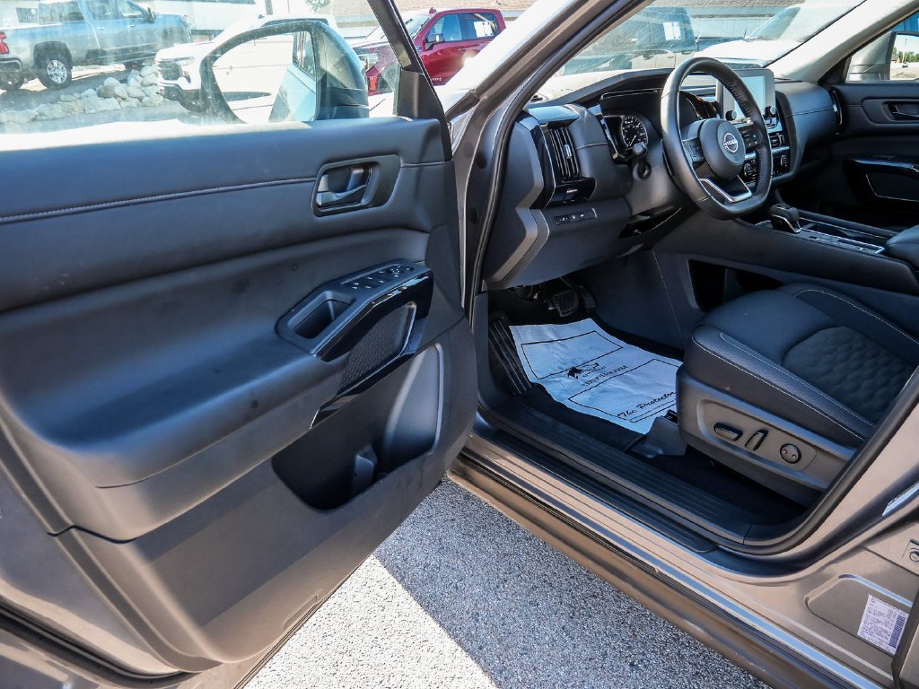 Used 2025 Nissan Pathfinder SV w/ SV Premium Package FWD image 33