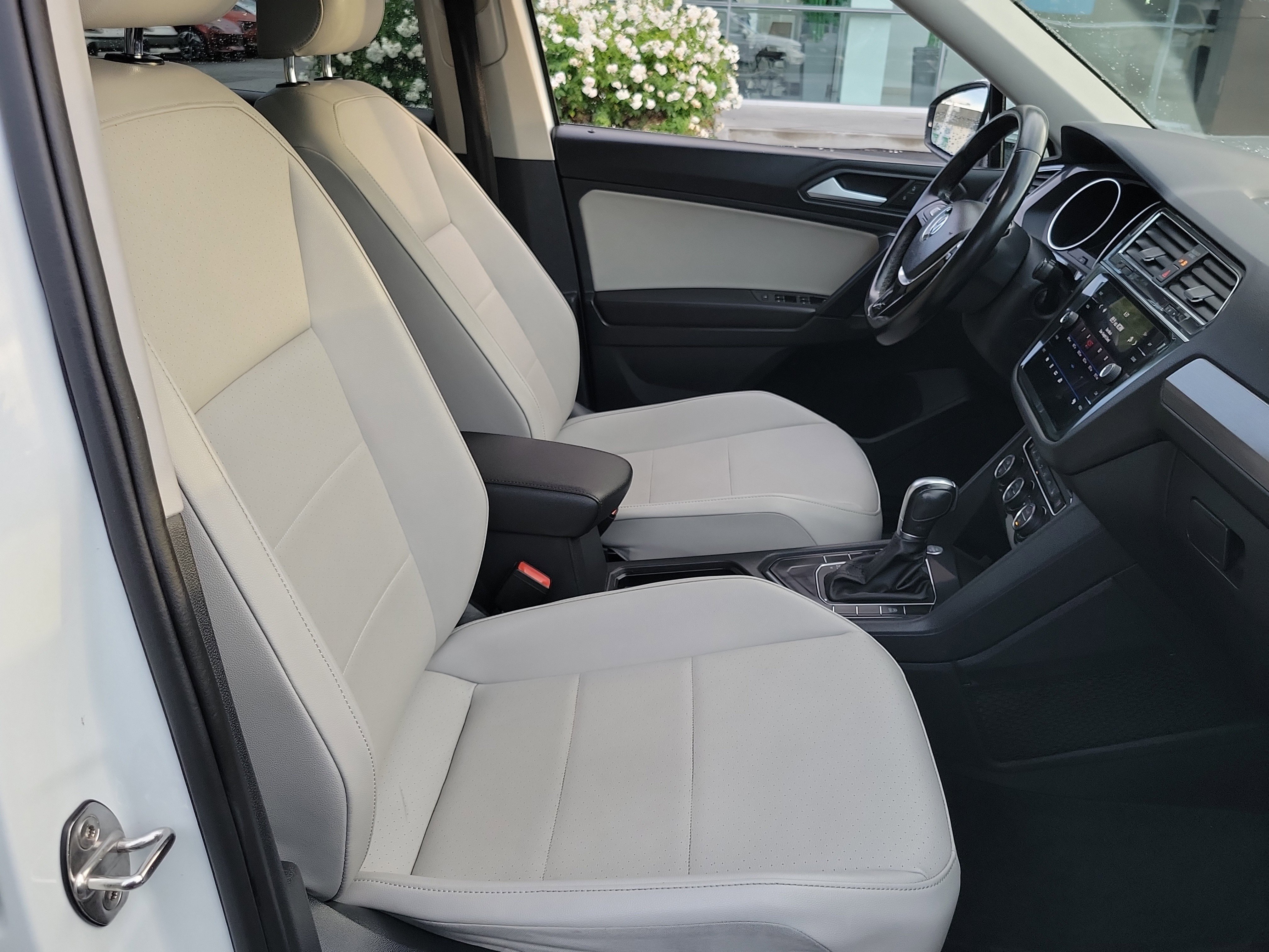 Used 2019 Volkswagen Tiguan SE w/ Panoramic Sunroof Package FWD image 22