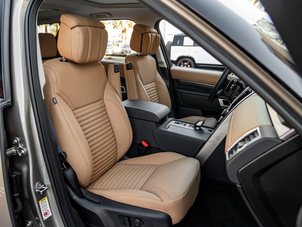 Certified 2025 Land Rover Discovery Metropolitan Edition AWD/4WD image 26