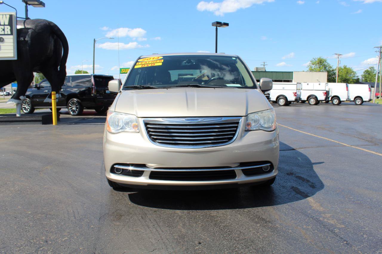 Used 2014 Chrysler Town & Country Touring FWD image 2