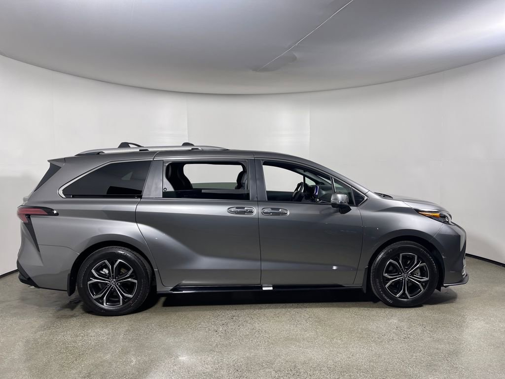 Used 2026 Toyota Sienna Platinum image 2