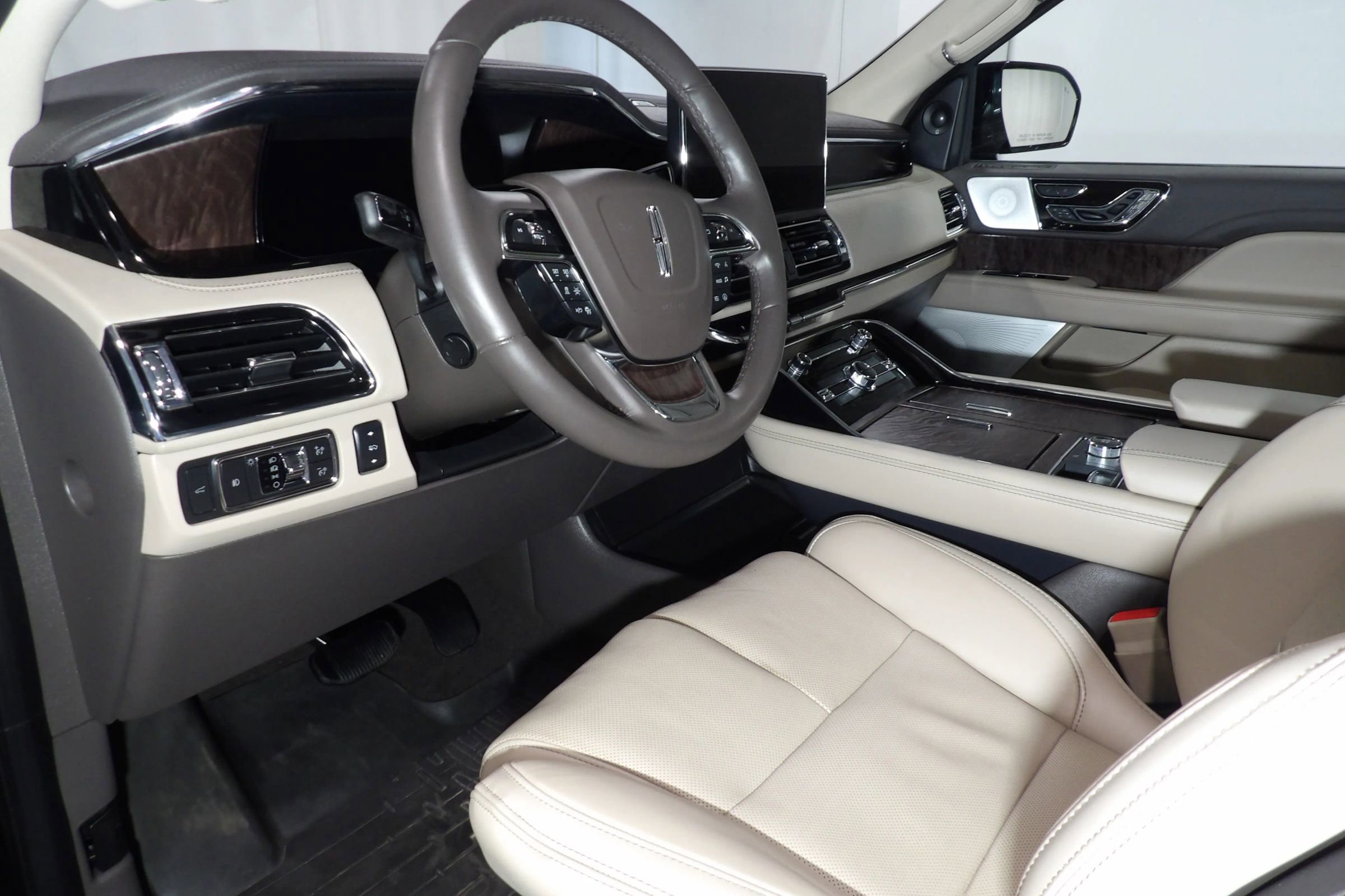 Used 2022 Lincoln Navigator Reserve AWD/4WD image 17