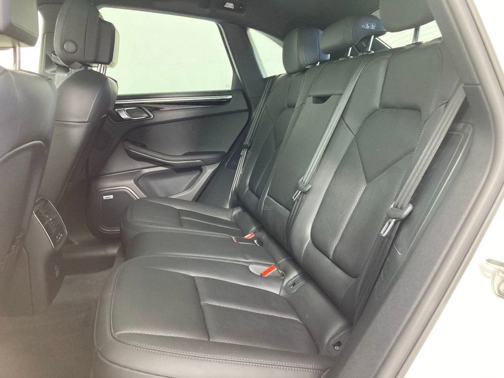 Certified 2022 Porsche Macan AWD/4WD image 15