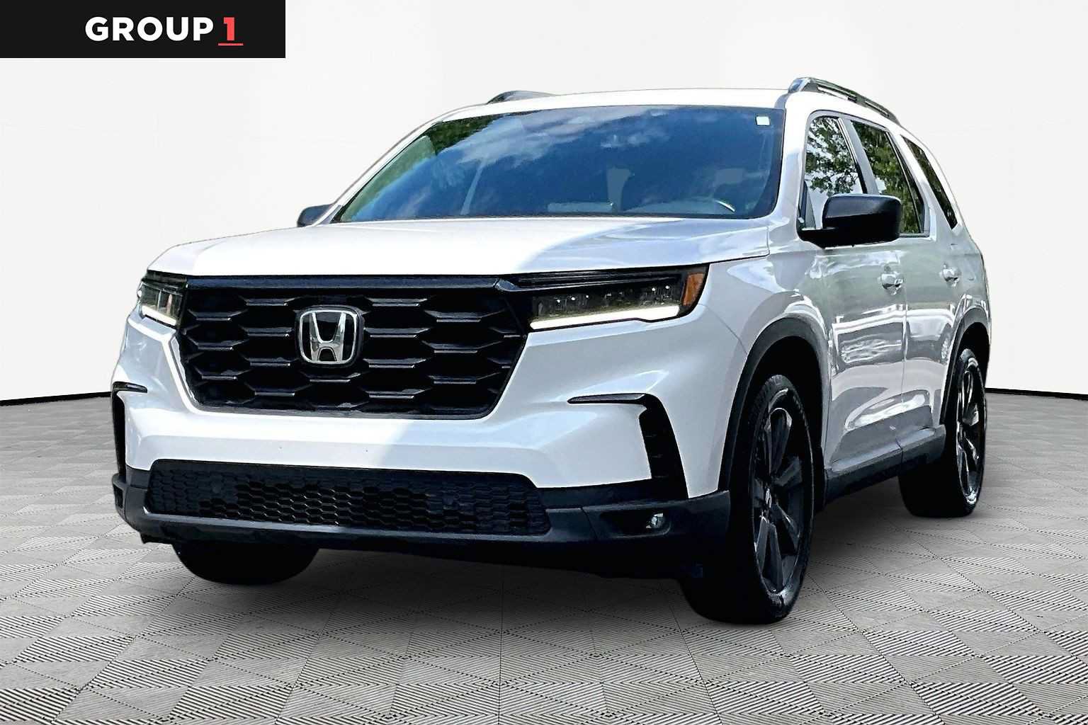 Used 2025 Honda Pilot Sport image 1