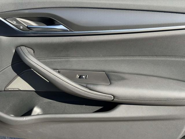 Used 2023 BMW 530e xDrive w/ Executive Package image 8