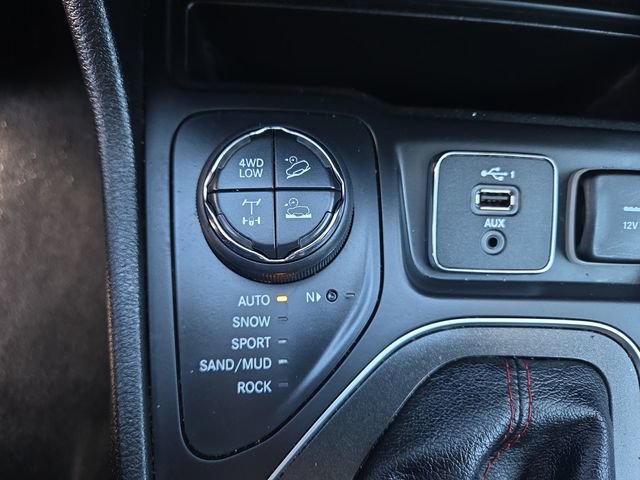 Used 2019 Jeep Cherokee Trailhawk image 25