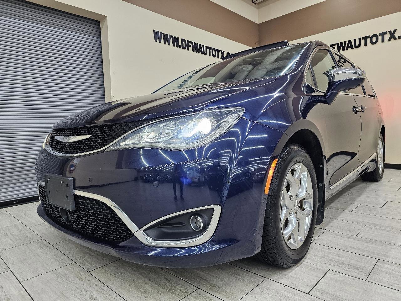 Used 2017 Chrysler Pacifica Limited FWD image 2
