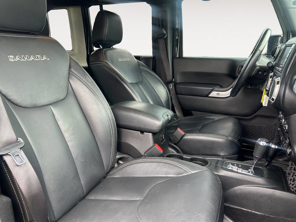 Used 2017 Jeep Wrangler Unlimited Sahara w/ Connectivity Group AWD/4WD image 15