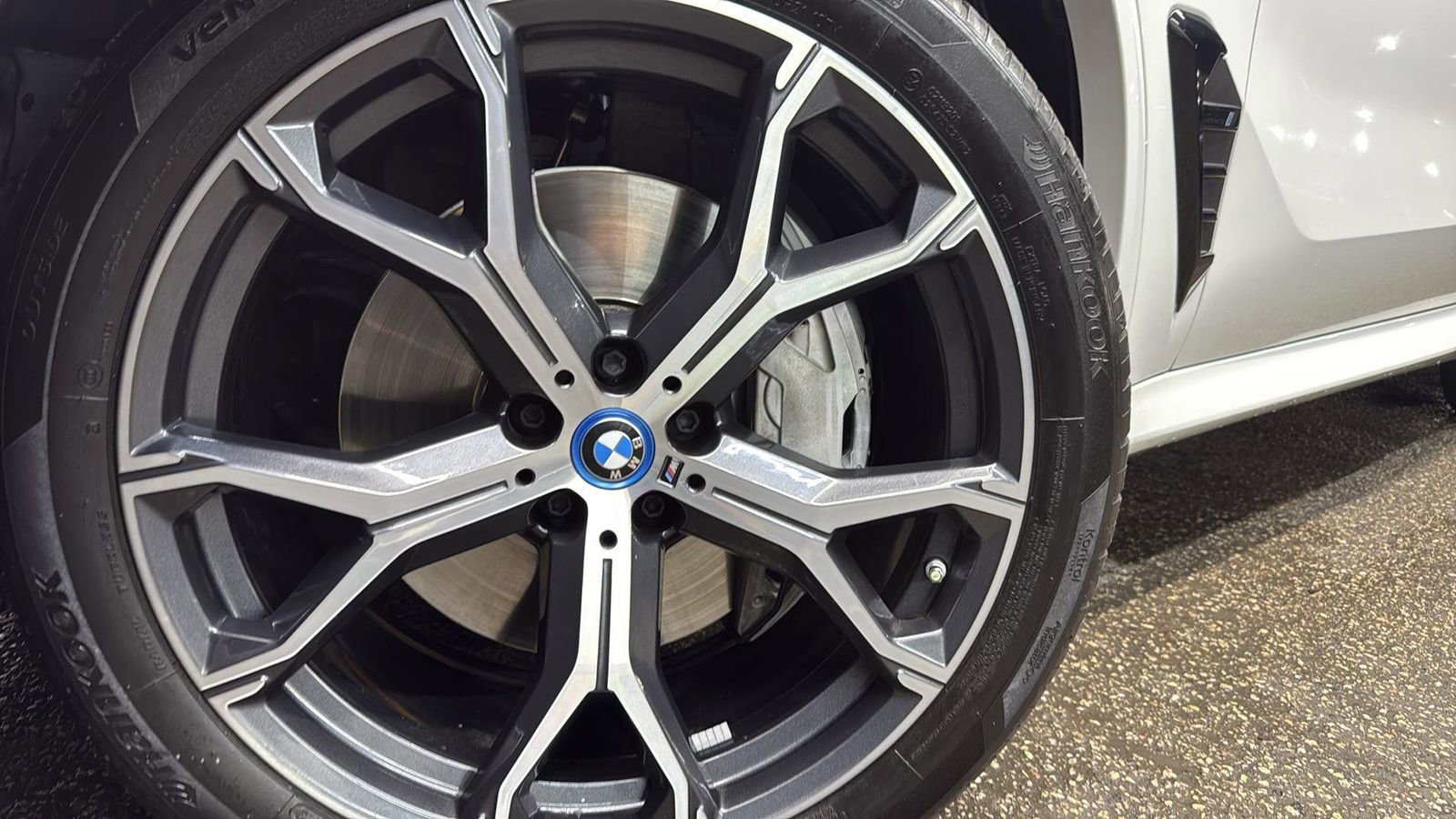 Used 2024 BMW X5 xDrive50e w/ M Sport Package image 9