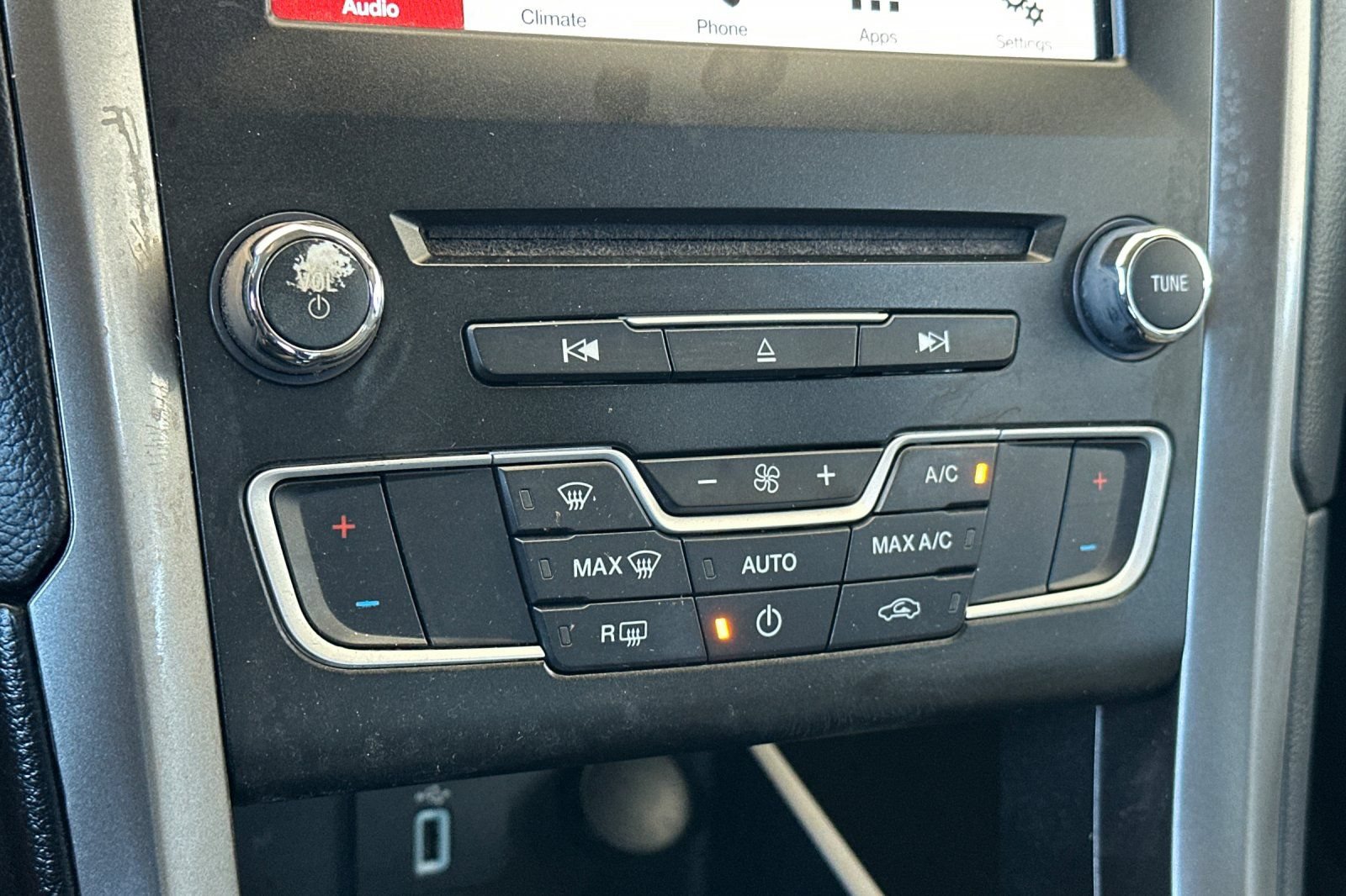 Used 2017 Ford Fusion SE w/ Fusion SE Technology Package FWD image 19