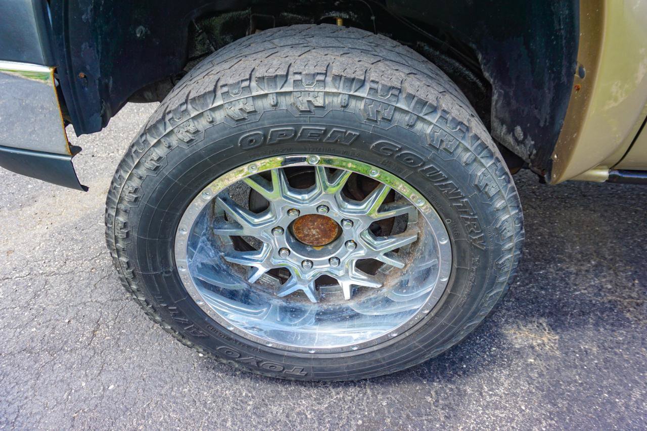 Used 2004 Chevrolet Silverado 2500 LS w/ Heavy-Duty Power Package AWD/4WD image 11