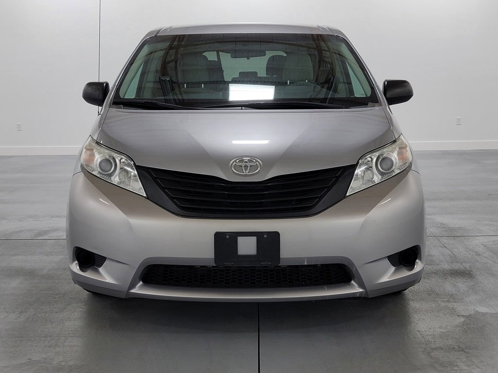 Used 2011 Toyota Sienna w/ Towing Pkg FWD image 3