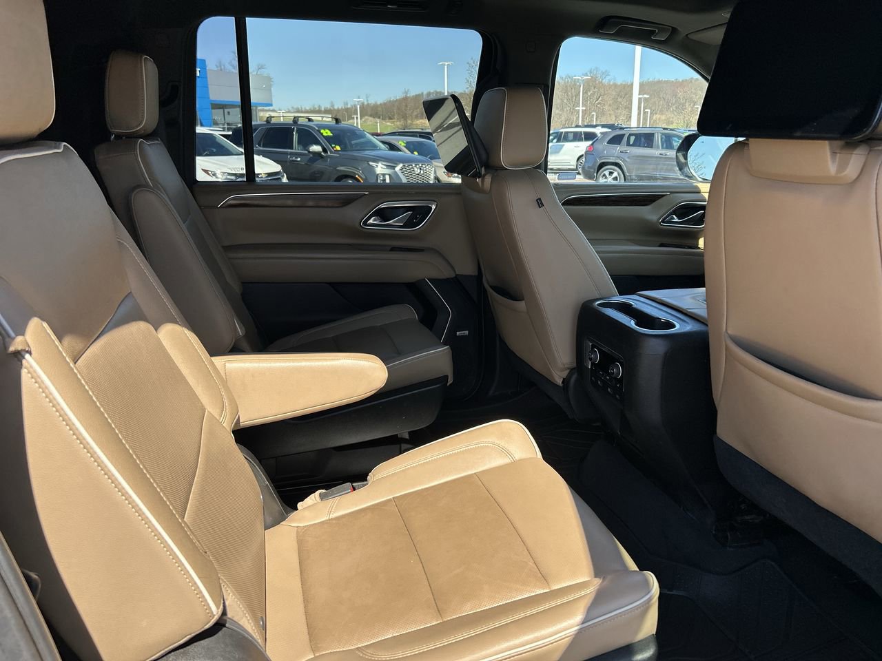 Used 2021 Chevrolet Suburban Premier w/ Premium Package AWD/4WD image 18