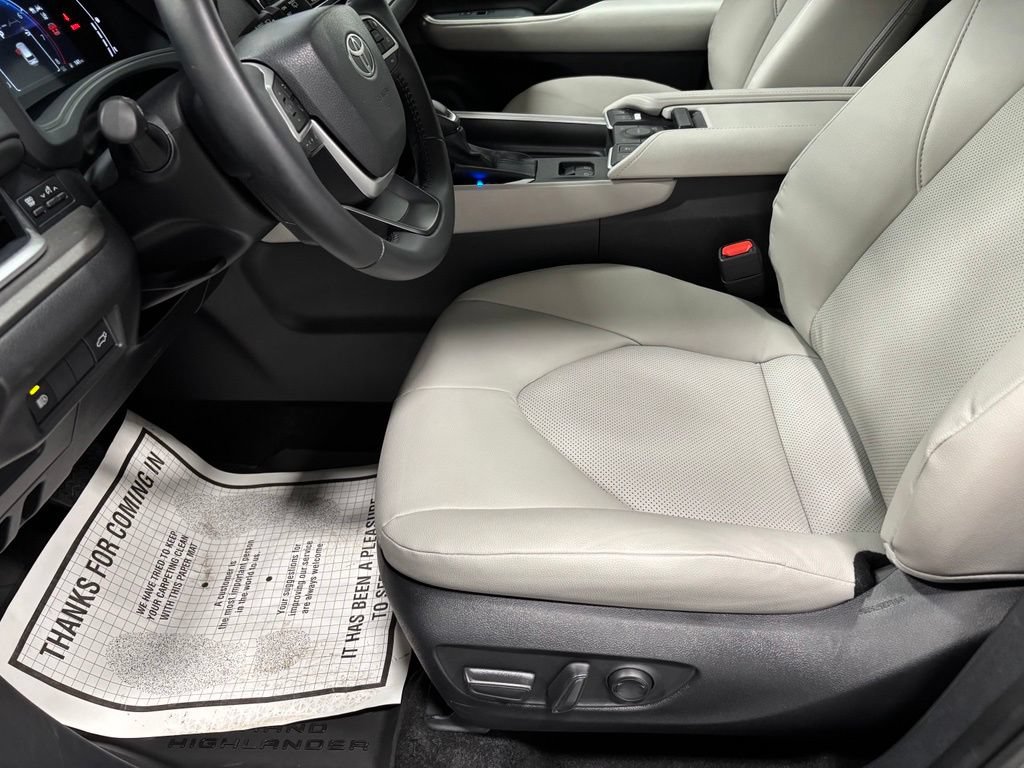 Used 2025 Toyota Grand Highlander AWD image 13