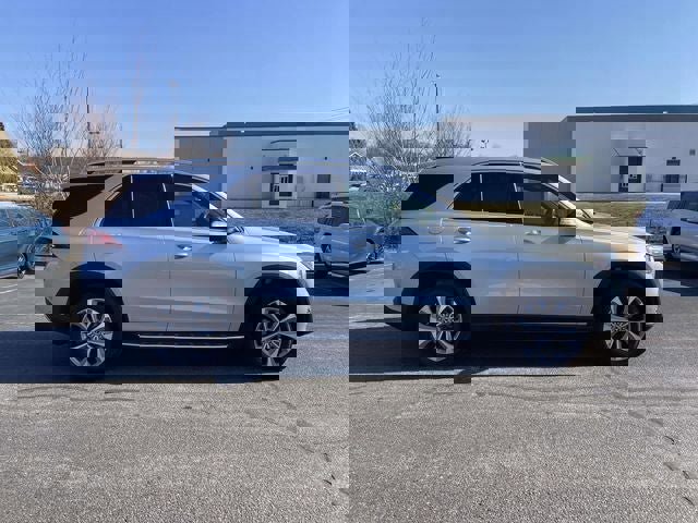 Used 2022 Mercedes-Benz GLE 350 4MATIC w/ Premium Package image 2