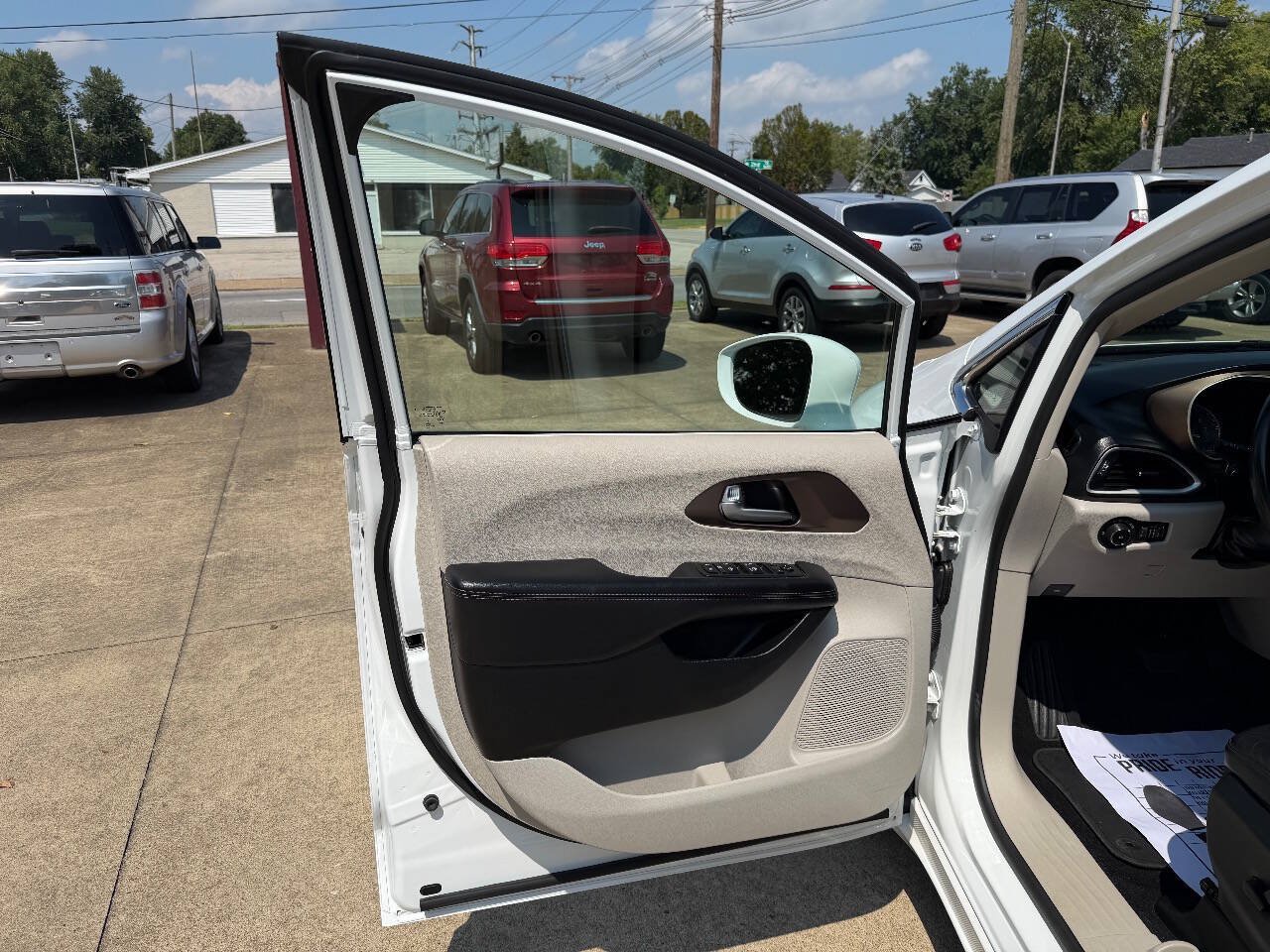 Used 2018 Chrysler Pacifica Touring-L FWD image 10