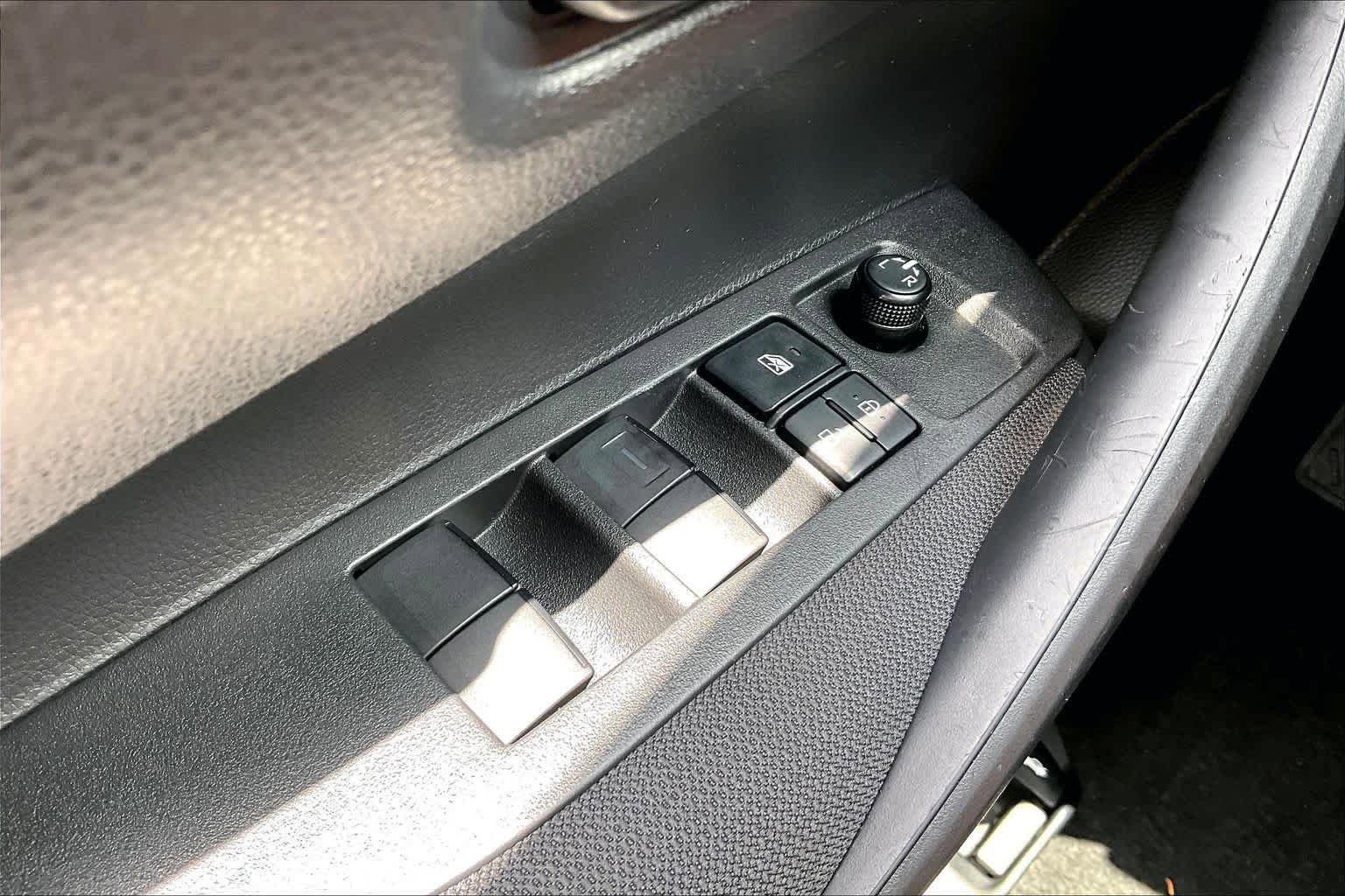 Used 2022 Toyota Corolla LE FWD image 33